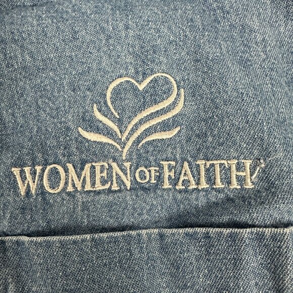 Rivers End Trading Co Womens Denim Button-Up Shirt Women Of Faith Logo Size M - Picture 6 of 6